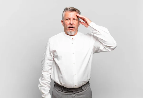 Hombre Negocios Senior Buscando Feliz Asombrado Sorprendido Sonriendo Realizando Increíbles —  Fotos de Stock