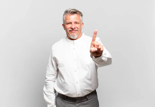 Senior Geschäftsmann Lächelt Und Schaut Freundlich Zeigt Die Nummer Eins — Stockfoto