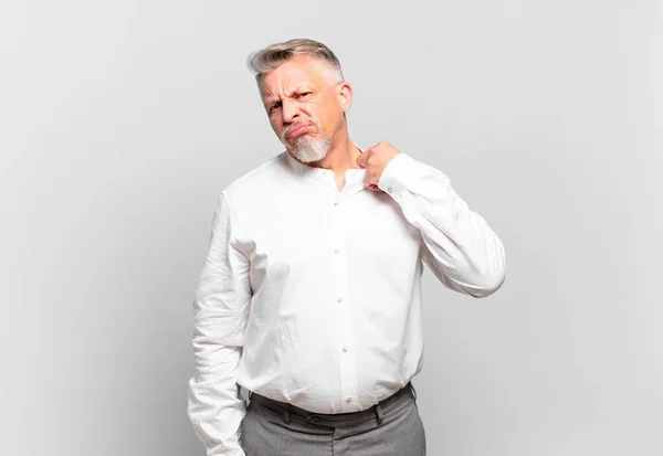 Empresário Sênior Sentindo Estressado Ansioso Cansado Frustrado Puxando Pescoço Camisa — Fotografia de Stock