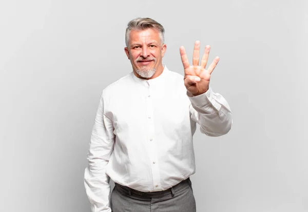 Hombre Negocios Mayor Sonriendo Mirando Amigable Mostrando Número Cuatro Cuarto —  Fotos de Stock