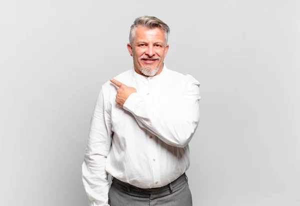 Hombre Negocios Mayor Sonriendo Alegremente Sintiéndose Feliz Señalando Hacia Lado —  Fotos de Stock