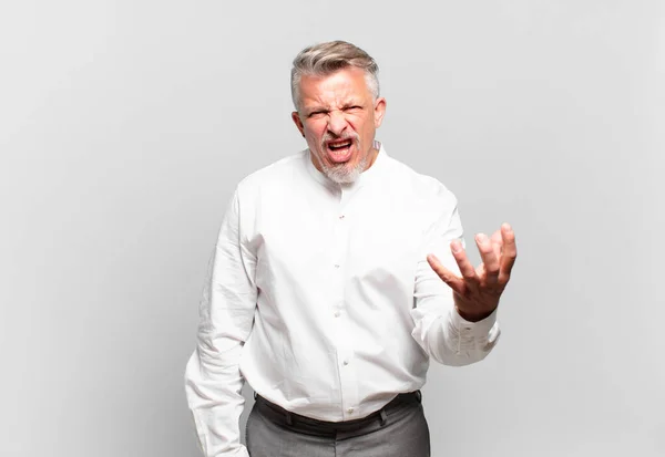 Hombre Negocios Senior Buscando Enojado Molesto Frustrado Gritando — Foto de Stock