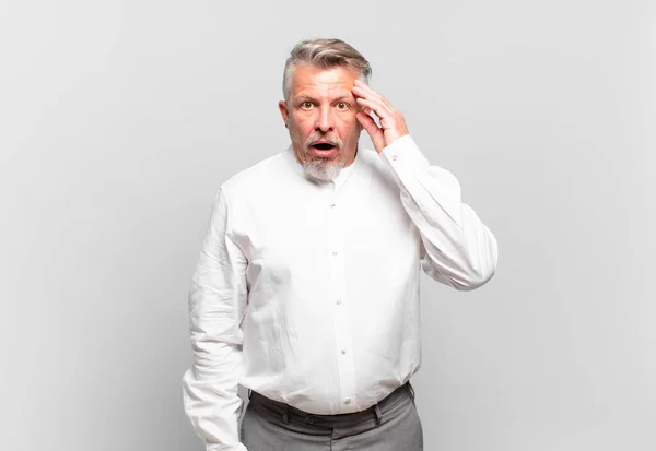 Hombre Negocios Senior Que Parece Sorprendido Con Boca Abierta Sorprendido —  Fotos de Stock