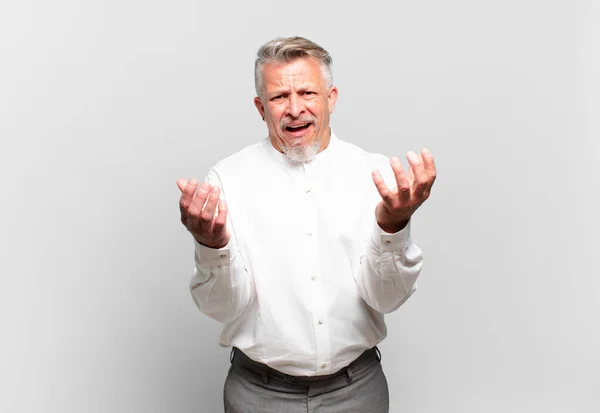 Hombre Negocios Senior Buscando Desesperado Frustrado Estresado Infeliz Molesto Gritando — Foto de Stock