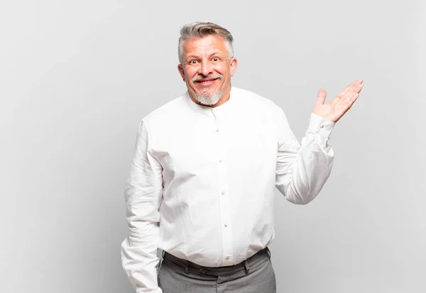 Senior Geschäftsmann Glücklich Überrascht Und Fröhlich Mit Positiver Einstellung Lächelnd — Stockfoto