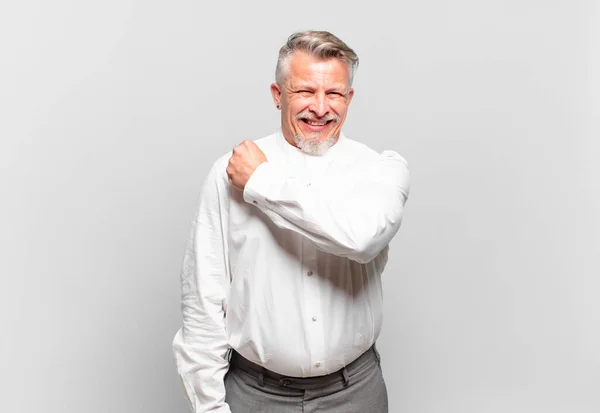 Hombre Negocios Mayor Sintiéndose Feliz Positivo Exitoso Motivado Cuando Enfrenta —  Fotos de Stock