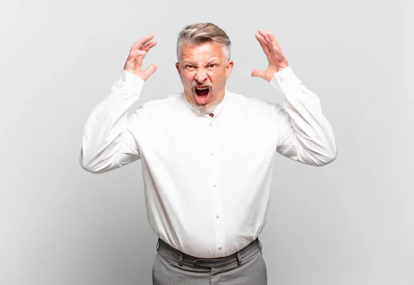 Starszy Biznesmen Krzyczący Podniesionymi Rękami Wściekły Sfrustrowany Zestresowany Zdenerwowany — Zdjęcie stockowe