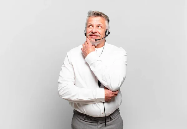 Senior Telemarketer Ler Med Glad Säker Uttryck Med Handen Hakan — Stockfoto