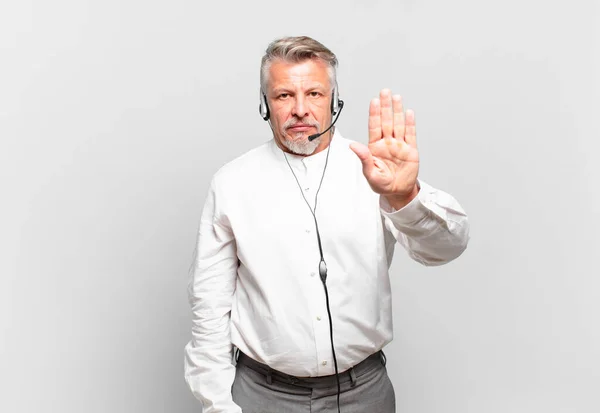 Telemarketer Senior Buscando Serio Severo Disgustado Enojado Mostrando Palmeras Abiertas —  Fotos de Stock