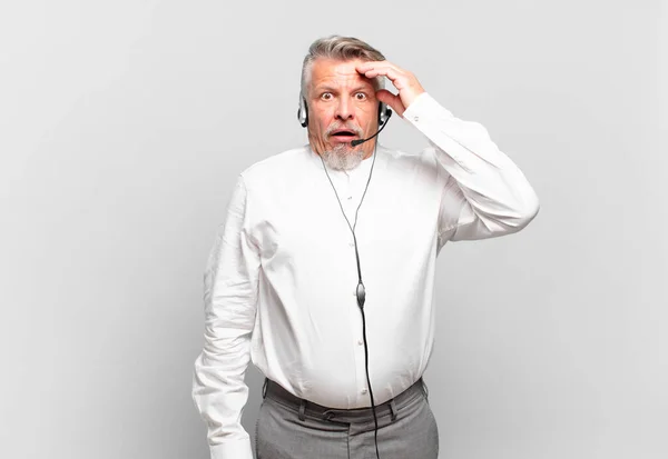 Telemarketer Senior Buscando Feliz Asombrado Sorprendido Sonriendo Realizando Increíbles Increíbles — Foto de Stock