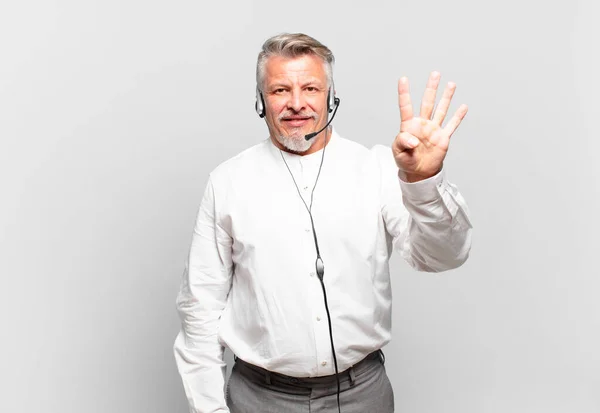 Telemarketer Senior Sonriendo Mirando Amigable Mostrando Número Cuatro Cuarto Con — Foto de Stock