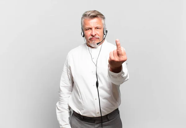 Telemarketer Senior Sintiéndose Enojado Molesto Rebelde Agresivo Volteando Dedo Medio — Foto de Stock