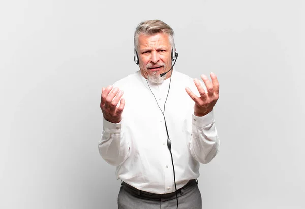 Senior Telemarketer Vypadá Zoufalý Frustrovaný Vystresovaný Nešťastný Otrávený Křičí Křičí — Stock fotografie