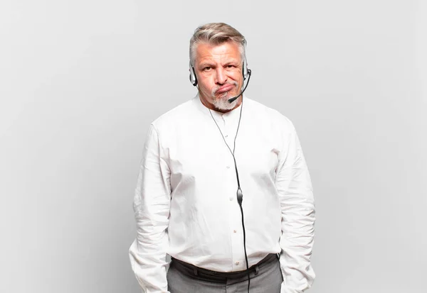 Senior Telemarketer Ser Förbryllad Och Förvirrad Bita Läppen Med Nervös — Stockfoto