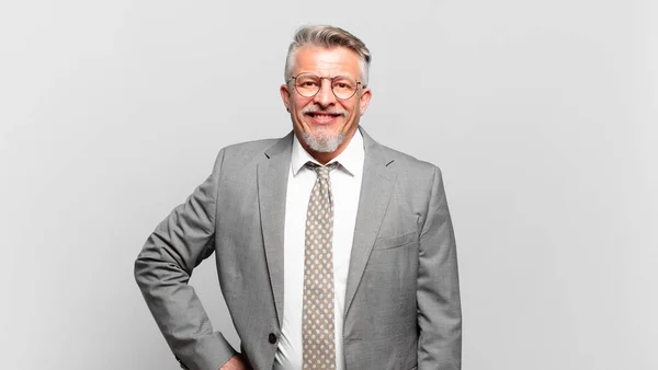 Senior Geschäftsmann Lächelt Glücklich Mit Einer Hand Auf Der Hüfte — Stockfoto