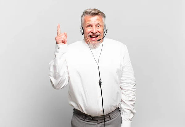 Senior Telemarketer Sentirsi Come Genio Felice Eccitato Dopo Aver Realizzato — Foto Stock