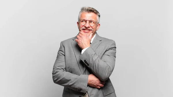 Senior Geschäftsmann Lächelt Mit Einem Glücklichen Selbstbewussten Gesichtsausdruck Mit Der — Stockfoto