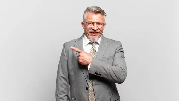 Hombre Negocios Senior Mirando Emocionado Sorprendido Apuntando Hacia Lado Hacia — Foto de Stock