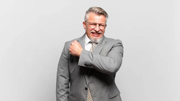 Senior Geschäftsmann Fühlt Sich Glücklich Positiv Und Erfolgreich Motiviert Wenn — Stockfoto