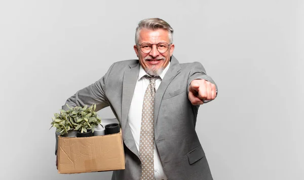 Der Pensionierte Geschäftsmann Zeigt Mit Einem Zufriedenen Selbstbewussten Freundlichen Lächeln — Stockfoto