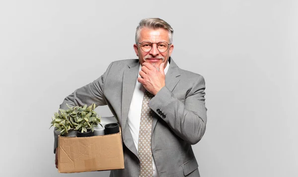 Der Pensionierte Geschäftsmann Lächelt Mit Glücklichem Selbstbewusstem Gesichtsausdruck Die Hand — Stockfoto
