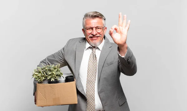 Pensionierte Senior Geschäftsmann Glücklich Entspannt Und Zufrieden Zeigt Zustimmung Mit — Stockfoto