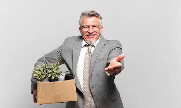 Der Pensionierte Geschäftsmann Lächelt Glücklich Mit Freundlichem Selbstbewusstem Positivem Blick — Stockfoto