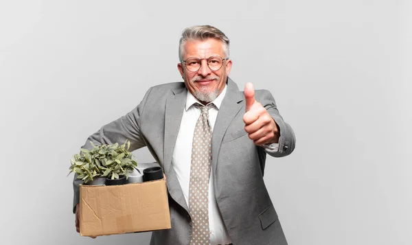 Jubilado Empresario Senior Sintiéndose Orgulloso Despreocupado Seguro Feliz Sonriendo Positivamente —  Fotos de Stock