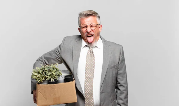 Aposentado Empresário Sênior Com Atitude Alegre Despreocupada Rebelde Brincando Língua — Fotografia de Stock