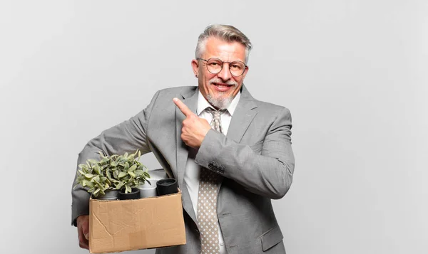 Pensionerad Senior Affärsman Ler Glatt Känner Sig Lycklig Och Pekar — Stockfoto