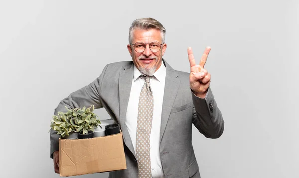 Pensionierte Senior Geschäftsmann Lächelt Und Sieht Freundlich Zeigt Nummer Zwei — Stockfoto