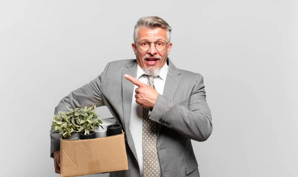 Der Pensionierte Geschäftsmann Sieht Aufgeregt Und Überrascht Aus Und Zeigt — Stockfoto