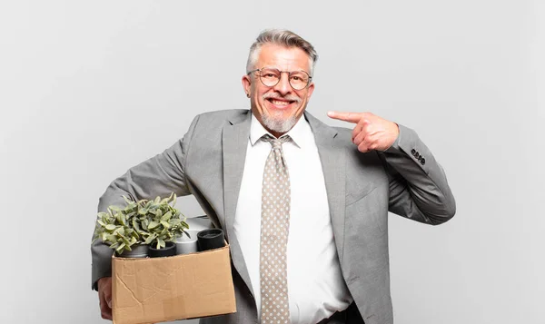 Pensionerad Senior Affärsman Ler Tryggt Pekar Egen Bred Leende Positiv — Stockfoto