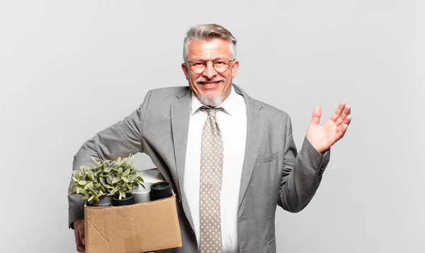 Jubilado Empresario Senior Sintiéndose Feliz Sorprendido Alegre Sonriendo Con Actitud —  Fotos de Stock