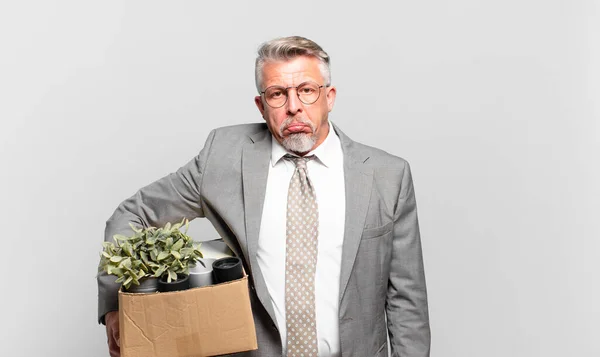 Der Pensionierte Leitende Geschäftsmann Fühlt Sich Traurig Und Weinerlich Mit — Stockfoto