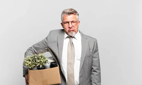 Der Pensionierte Geschäftsmann Sieht Verwirrt Und Verwirrt Aus Beißt Mit — Stockfoto