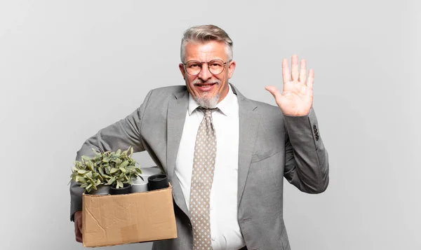 Der Pensionierte Geschäftsmann Lächelt Glücklich Und Fröhlich Winkt Mit Der — Stockfoto