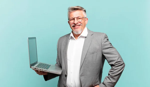 Senior Affärsman Ler Glatt Med Hand Höft Och Säker Positiv — Stockfoto