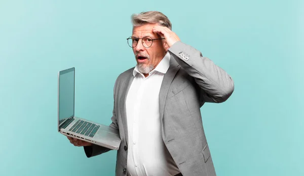 Hombre Negocios Senior Buscando Feliz Asombrado Sorprendido Sonriendo Realizando Increíbles — Foto de Stock