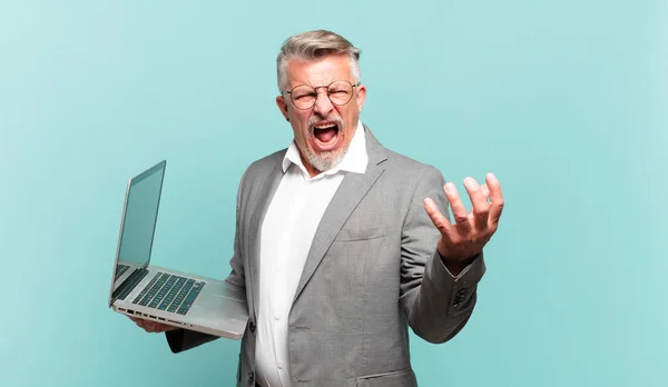 Hombre Negocios Senior Buscando Enojado Molesto Frustrado Gritando — Foto de Stock