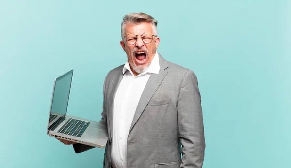 Hombre Negocios Mayor Gritando Agresivamente Mirando Muy Enojado Frustrado Indignado — Foto de Stock