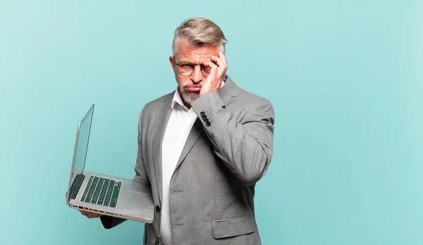 Senior Geschäftsmann Fühlt Sich Gelangweilt Frustriert Und Schläfrig Nach Einer — Stockfoto