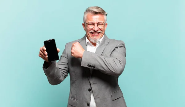 Senior Affärsman Känner Sig Glad Positiv Och Framgångsrik Motiverad När — Stockfoto