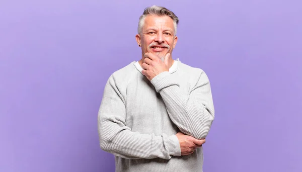 Alter Älterer Mann Lächelt Mit Glücklichem Selbstbewusstem Gesichtsausdruck Die Hand — Stockfoto