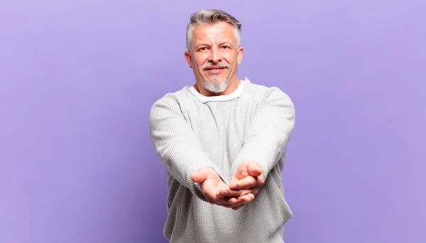 Old Senior Man Smiling Happily Friendly Confident Positive Look Offering — Foto Stock