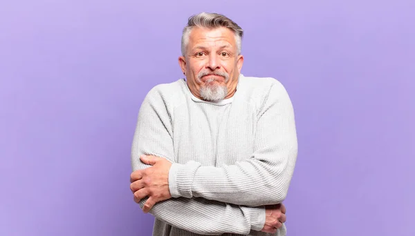 Oude Senior Man Shrugging Zich Verward Onzeker Voelen Twijfelen Met — Stockfoto