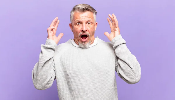 Oude Senior Man Schreeuwen Met Handen Omhoog Lucht Zich Woedend — Stockfoto