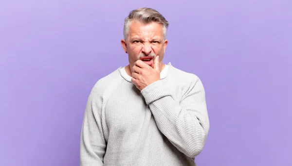 Old Senior Man Mouth Eyes Wide Open Hand Chin Feeling — Stockfoto