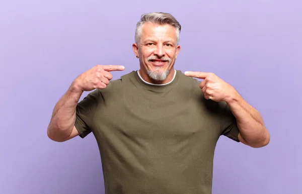 Anciano Hombre Mayor Sonriendo Con Confianza Apuntando Propia Sonrisa Amplia — Foto de Stock