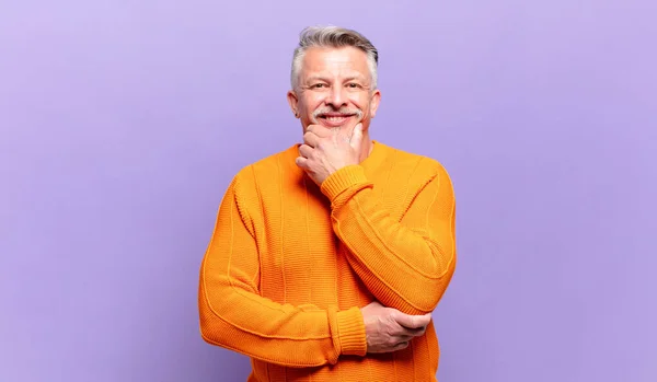 Anciano Hombre Mayor Sonriendo Con Una Expresión Feliz Segura Con —  Fotos de Stock